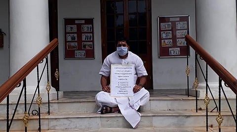 சட்டப்பேரவை படிக்கட்டில் அமர்ந்து தர்ணாவில் ஈடுபட்ட அதிமுக எம்எல்ஏ வையாபுரி மணிகண்டன். 