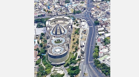 முழு ஊரடங்கின் 2-ம் நாளான நேற்று பொதுமக்கள், வாகன நடமாட்டம் இன்றி வெறிச்சோடி காணப்பட்ட அண்ணாசாலை. (ட்ரோன் மூலம் எடுக்கப்பட்டது)படம்: ம.பிரபு