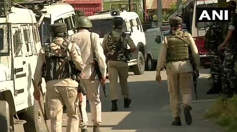 ஸ்ரீநகரில் பாதுகாப்புப் படையினர் குவிக்கப்பட்டுள்ள காட்சி : படம் | ஏஎன்ஐ.