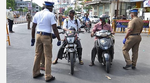 முழு ஊரடங்கு; சென்னையில் ஒரே நாளில் 4,799 வழக்குகள் பதிவு: 7,907 வாகனங்கள் பறிமுதல் 