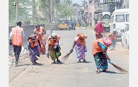 கரோனா பரவல் தடுப்பு பணியில் ஈடுபட்டுள்ள மாநகராட்சி களப் பணியாளர்கள். (கோப்புப் படங்கள்)