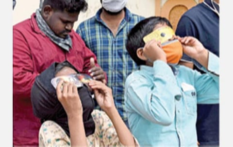 வானில் அபூர்வ வளைய சூரிய கிரகணம் நிகழ்ந்தது: பொதுமக்கள் உற்சாகமாக கண்டுகளிப்பு