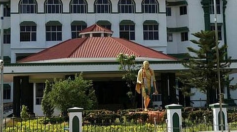 அங்கீகரிக்கப்பட்ட சித்த, ஆயுர்வேத மருத்துவர்களின் கரோனா மருந்துகளை பரிசோதிக்க மறுப்பது ஏன்?- மத்திய, மாநில அரசுகள் பதிலளிக்க உயர் நீதிமன்றம் உத்தரவு