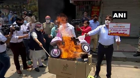 சீனப் பொருட்களை தீயிட்டு கொளுத்தி டெல்லியில் வர்த்தகர்கள் போராட்டம்