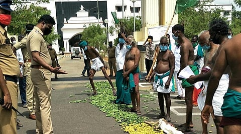 காய்கறிகளைக் கொட்டி ஆர்ப்பாட்டத்தில் ஈடுபட்ட விவசாயிகள்