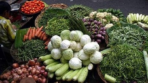 மதுரையில் வறுமையால் காய்கறி விற்கும் மாணவி: உதவிக்கரம் நீட்டிய சமூக நலத்துறை- கல்வியைத் தொடர ஏற்பாடு