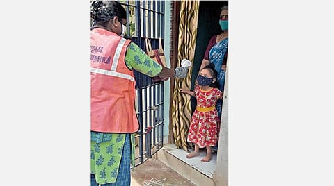 கரோனா தொற்றை கட்டுப்படுத்தும் வகையில் சென்னை மாநகராட்சிக்கு உட்பட்ட பகுதிகளில் வீடு வீடாக கரோனா பரிசோதனை செய்யப்படுகிறது. சென்னை நங்கநல்லூர் பகுதியில் மிரட்சியுடன் பார்க்கும் சிறுமிக்கு தெர்மல் ஸ்கேனர் மூலம் உடல் வெப்பநிலையை பரிசோதிக்கும் மாநகராட்சி ஊழியர். படம்: எம்.முத்துகணேஷ்