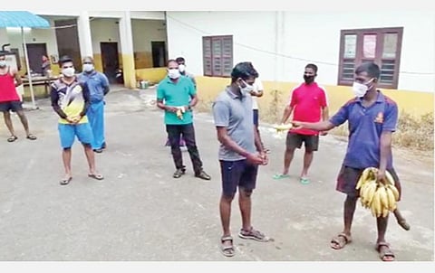 ஆற்றூர் தனிமை மையத்தில் ராணுவ வீரர்களுக்கு அளிக்கப்பட்ட வாழைப்பழம்.