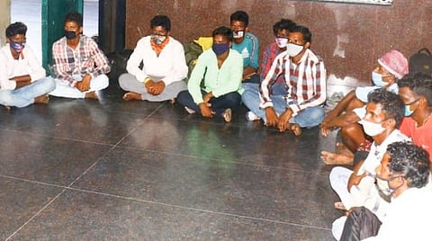 மதுரையிலிருந்து விழுப்புரத்திற்கு ரயிலில் தப்பி வந்தவர்கள் ரயில் நிலையத்தில் உள்ளனர்.