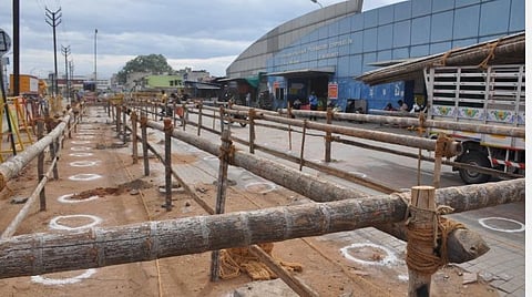 சென்னையைப் போல் கோவை மீன் மார்க்கெட்டிலும் மரத் தடுப்புகள்: கரோனா பரவலைக் கட்டுப்படுத்த முடியும் என வியாபாரிகள் நிம்மதி