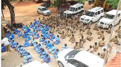 நாகர்கோவில் மாநகராட்சி ஆணையர் மாற்றம்; எதிர்ப்புத் தெரிவித்து போராட்டத்தில் குதித்த தூய்மைப் பணியாளர்கள்