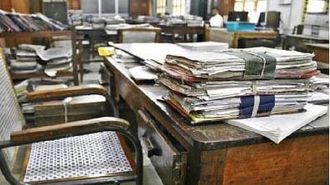 கரோனா சமயத்தில் திடீரென தேவகோட்டை மாவட்ட கல்வி அலுவலகம் காரைக்குடிக்கு மாற்றம்: சர்ச்சையில் கல்வித்துறை