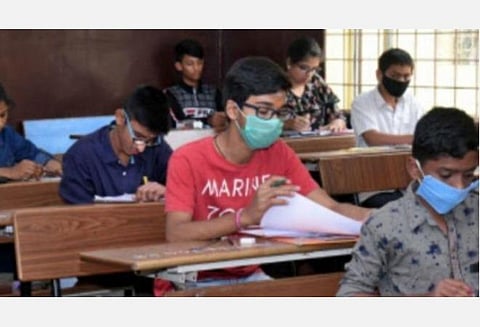 நீட், ஜேஇஇ தேர்வுகளைத் தள்ளிவைக்கக் கோரி மாணவர்கள் சமூக வலைதளங்களில் போராட்டம்