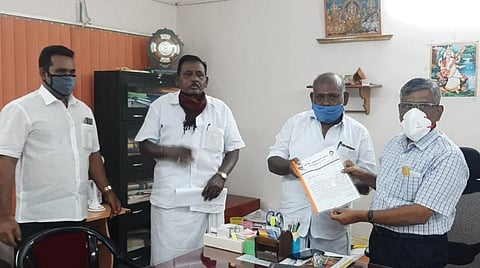 பொதுப்பணித்துறை முதன்மை பொறியாளர் மகாலிங்கத்திடம் மனு தருகிறார் நெல்லித்தோப்பு திமுக தொகுதி செயலாளர் நடராஜன்.