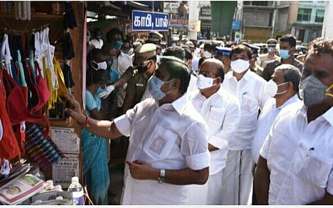 முகக்கவசங்களின் தரம் குறித்து ஆய்வு செய்யும் முதல்வர் பழனிசாமி | படம்: ஜெ.மனோகரன்.