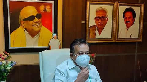 விழுப்புரத்தில் செய்தியாளர்களிடம் பேசுகிறார் முன்னாள் அமைச்சர் பொன்முடி.