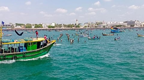 கிரண்பேடிக்கு எதிராக மீனவர்கள் போராட்டம்