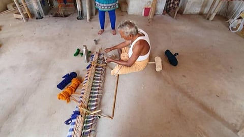 சுற்றுலா பயணிகளுக்காக இடம்பெயர்ந்த செட்டிநாடு கண்டாங்கி சேலை நெசவாளர்கள்: கரோனாவால் வாழ்வாதாரம் இழப்பு