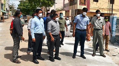 தூத்துக்குடி டூவிபுரத்தில் நோய் கட்டுப்பாட்டு பகுதியில் மேற்கொள்ளப்பட்டுள்ள கரோனா தடுப்பு பணிகளை மாவட்ட சிறப்பு அதிகாரி குமார் ஜெயந்த் ஆய்வு செய்தார். மாவட்ட ஆட்சியர் சந்தீப் நந்தூரி, மாநகராட்சி ஆணையர் வீ.ப.ஜெயசீலன் ஆகியோர் உடனிருந்தனர். படம்: என்.ராஜேஷ்