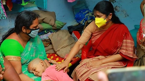 எட்டயபுரத்தில் தற்கொலை செய்துகொண்ட இளைஞர் குடும்பத்துக்கு கனிமொழி எம்.பி.நேரில் ஆறுதல்; திமுக சார்பில் ரூ.1 லட்சம் நிதியுதவி வழங்கினார்