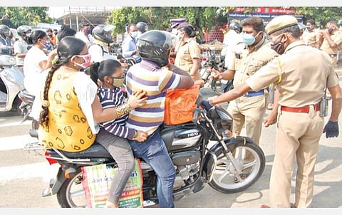 மாவட்ட எல்லைகளில் திருப்பி அனுப்பப்படும் வாகனங்கள்: தமிழகம் முழுவதும் போலீஸார் தீவிர சோதனை