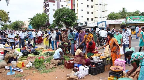 மதுரையில் தற்காலிக காய்கறிச் சந்தைகளால் சுகாதாரச் சீர்கேடு: கழிப்பறை வசதி இல்லாததால் திறந்த வெளியில் வியாபாரிகள் காலைக்கடன் கழிக்கும் அவலம்