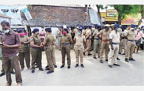 தென்காசி அருகே வீரகேரளம்புதூரில் போலீஸார் தாக்கியதில் ஆட்டோ ஓட்டுநர் உயிரிழந்ததாகக் கூறி உறவினர்கள் சாலை மறியல் செய்தனர். அங்கு பதற்றம் நிலவுவதால் குவிக்கப்பட்ட போலீஸார்.