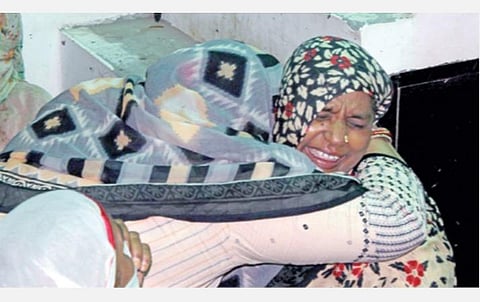 லடாக்கில் உயிரிழந்த ராணுவ வீரர் சலீம் கான் உடல் அவரது சொந்த ஊரில் அடக்கம் செய்யப்பட்டது. இறுதிச் சடங்கின் போது  சலீம் கான் தாய் நசிமா பேகத்துக்கு ஆறுதல் கூறும் உறவினர். படம்: பிடிஐ