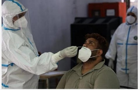 கரோனா சிகிச்சையில் லேப் டெக்னீஷியன்களைப் பயன்படுத்துவதை எதிர்த்து வழக்கு: அரசு பதிலளிக்க உயர் நீதிமன்றம் உத்தரவு