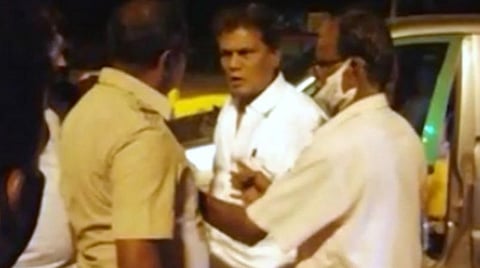 போலீஸிடம் வாக்குவாதத்தில் ஈடுபடும் அர்ஜூனன்.