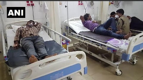 விசாகப்பட்டிணம் மருத்துவமனையில் சிகிச்சை பெற்று வரும் ஊழியர்கள் : படம் ஏஎன்ஐ