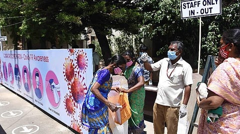 கோவை மாநகராட்சி பிரதான அலுவலகத்தில் ஊழியர்கள் செல்ல அனுமதிக்கப்பட்ட தனிப்பாதை. படம் : ஜெ.மனோகரன்.