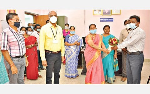 கரோனா பாதிப்பில் இருந்து குணமடைந்து நேற்று பணிக்கு திரும்பிய கிருஷ்ணகிரி நகராட்சி துப்புரவு ஆய்வாளர் செந்தில்குமாரை, நகராட்சி ஆணையர் சந்திரா பூங்கொத்து கொடுத்து வரவேற்றார்.