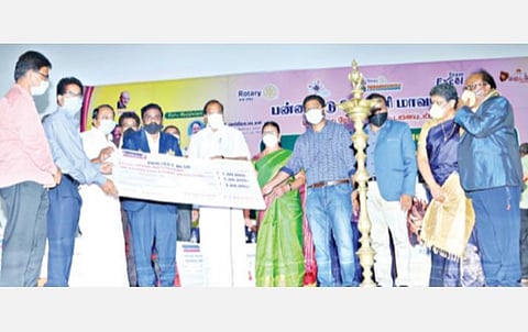 குமாரபாளையம் எக்ஸல் கல்வி நிறுவனங்கள் மற்றும் காவேரி கல்வி நிறுவனங்கள் சார்பில் ரோட்டரி அறக்கட்டளைக்கு கல்வி நிறுவனங்களின் தலைவர்  ஏ.கே.நடேசன், துணைத் தலைவர் டாக்டர் மதன்கார்த்திக், நிர்வாக அறங்காவலர் பார்வதி நடேசன் ஆகியோர் ரோட்டரி அறக்கட்டளைக்கான காசோலையை அமைச்சர்கள் முன்னிலையில் வழங்கினர்.