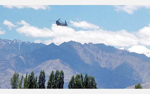 இந்திய ராணுவத்தின் சினூக் ஹெலிகாப்டர், லடாக் எல்லைப் பகுதியில் நேற்று தீவிர ரோந்துப் பணியில் ஈடுபட்டது.படம்: பிடிஐ