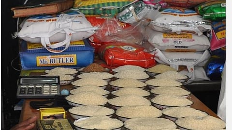 பொதுமுடக்கம்; கோவையில் ரேஷன் அரிசி சாப்பிடுவோர் அதிகரிப்பு: அரிசிக் கடைகளில் விற்பனை கடும் சரிவு