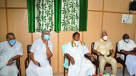 அமைச்சர்கள், அதிகாரிகளுடன் ஆலோசனை மேற்கொண்ட புதுச்சேரி முதல்வர் நாராயணசாமி.