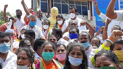 நாகர்கோவிலில் காமராஜர் சிலை சேதம்: வசந்தகுமார் எம்.பி., எம்.எல்.ஏ.க்கள் போராட்டம்