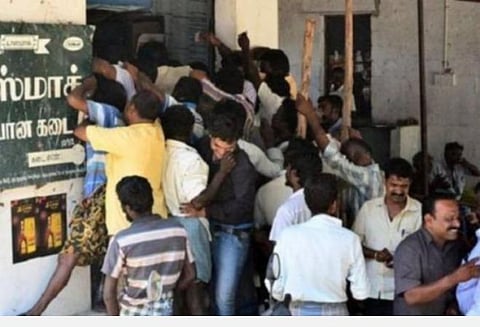 டாஸ்மாக்கை மட்டும் இரவு 8 மணி வரை திறந்திருக்க அனுமதிப்பது எந்த விதத்தில் நியாயம்?