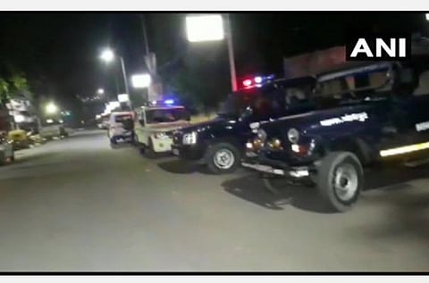 துப்பாக்கிச் சூடு நடந்த கிராமத்தில் போலீஸார் குவிக்கப்பட்டுள்ள காட்சி : படம் | ஏஎன்ஐ