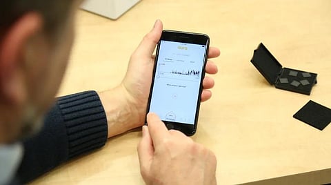 சுவர்களுக்குப் பார்வையை அளிக்கும் ஆரா