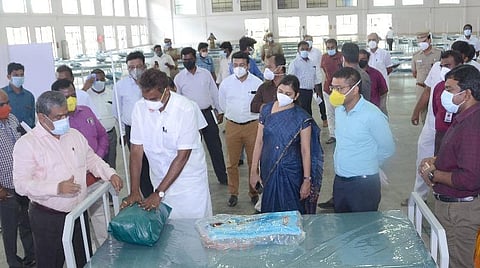 கோவை கொடிசியா தொழிற்காட்சி அரங்கில் அமைக்கப்பட்டுள்ள கரோனா நோயாளிகள் சிகிச்சை அரங்கைப் பார்வையிட்ட அமைச்சர் எஸ்.பி.வேலுமணி.