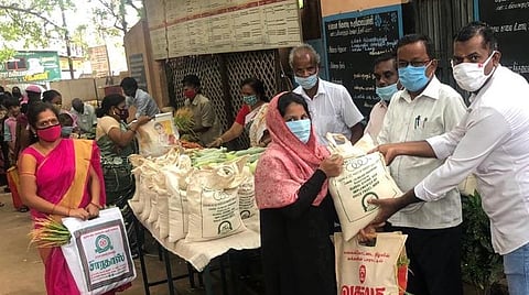 மாணவர்களின் குடும்பத்தினருக்கு நலத்திட்ட உதவிகளை வழங்குகிறார்  வட்டாரக் கல்வி அலுவலர் அருள்தாஸ் நேவீஸ். உடன், பள்ளித் தலைமை ஆசிரியர் ஜீவானந்தம்.