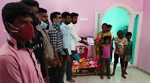 வீரமரணம் அடைந்த ராமநாதபுரத்தைச் சேர்ந்த ராணுவ வீரர் குடும்பத்திற்கு திரைப்படத் தயாரிப்பாளர் கோட்டப்பாடி ராஜேஷ் ரூ.5 லட்சம் நிதி