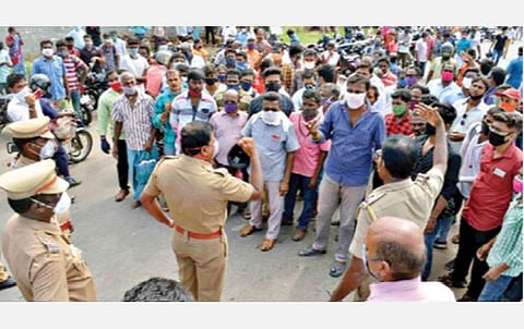 ஈரோடு கருங்கல்பாளையம் சோதனைச்சாவடியில் போராட்டத்தில் ஈடுபட்ட பொதுமக்களிடம் போலீஸார் இ-பாஸ் நடைமுறைகள் குறித்து விளக்கினர்.