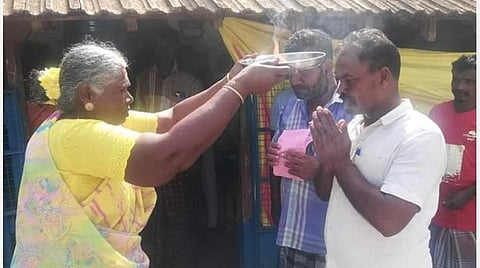 ஊராட்சித் தலைவருக்கு ஆரத்தி எடுத்து வாழ்த்தும் பெண்கள்.