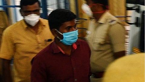 தூத்துக்குடி தலைமை குற்றவியல் நீதித்துறை நடுவர் ஹேமா முன்னிலையில் ஆஜர்படுத்துவதற்காக காவலர் முத்துராஜை ( சிகப்பு சட்டை அணிந்திருப்பவர்)  சிபிசிஐடி போலீசார் அழைத்து வந்தனர். படம் : என்.ராஜேஷ்