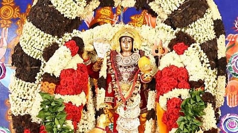 பிச்சாண்டவர் கோலத்தில் கையில் மாங்கனியுடன் சிவபெருமான்.