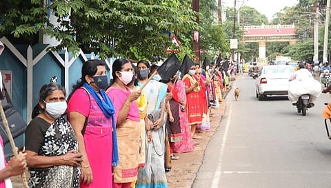நாகர்கோவிலில் குடியிருப்புப் பகுதியில் தனிமை முகாம் அமைக்க எதிர்ப்பு: கறுப்புக் கொடியுடன் பெண்கள் போராட்டம்