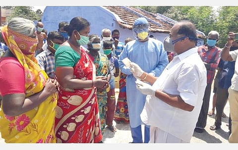 கரோனா நோய்த்தொற்றினைத் தடுக்கும் வகையில் தனிமைப்படுத்தப்பட்டுள்ள பவானியை அடுத்த மோளபாளையத்தில் ஆய்வு மேற்கொண்ட அமைச்சர் கே.சி.கருப்பணன், மக்களுக்கு கபசுரக் குடிநீர் பொடி பொட்டலங்களை வழங்கினார்.﻿